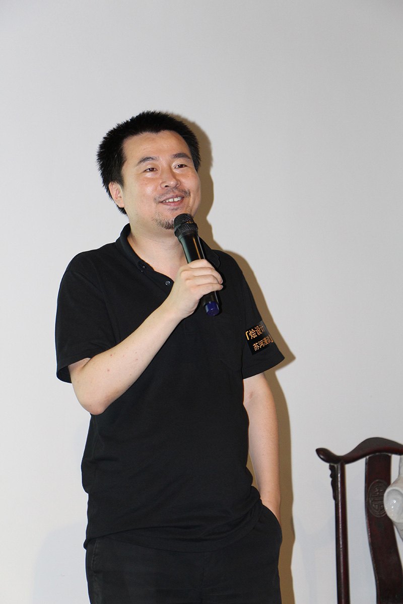 漫生快活总监丁伟致开场词活动主持人王焱--中国最大实名设计师社交